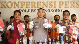 Wakapolres Wonosobo, Kompol Agustinus David Putraningtyas (tengah) saat konferensi pers, Jumat (21/2).