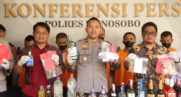 Wakapolres Wonosobo, Kompol Agustinus David Putraningtyas (tengah) saat konferensi pers, Jumat (21/2).