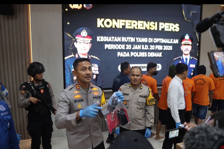 Kapolres Demak, AKBP Ari Cahya Nugraha,saat konferensi pers di Polres Demak, Jum'at (21/2/2025).