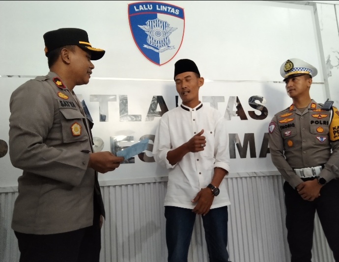 Harmadi (42), pengemudi mobil Fortuner yang vidionya viral karena melawan arus di Exit Tol Sayung Demak, saat di Kantor Satlantas Polres Demak, Jum'at (21/2/2025).