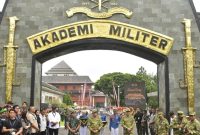 Gubernur Akmil, Mayjen TNI Arnold A.P. Ritiauw (kiri) mendampingi Mendagri sambut kepala daerah peserta Retreat.