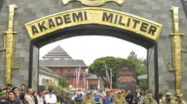Gubernur Akmil, Mayjen TNI Arnold A.P. Ritiauw (kiri) mendampingi Mendagri sambut kepala daerah peserta Retreat.