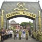Gubernur Akmil, Mayjen TNI Arnold A.P. Ritiauw (kiri) mendampingi Mendagri sambut kepala daerah peserta Retreat.
