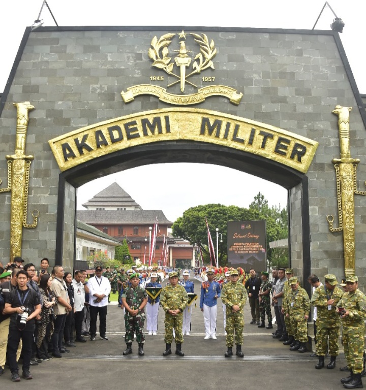 Gubernur Akmil, Mayjen TNI Arnold A.P. Ritiauw (kiri) mendampingi Mendagri sambut kepala daerah peserta Retreat.
