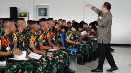Direktur Kawasan Asia Pasifik Deputi I Bidang Intelijen Luar Negeri Badan Intelijen Negara (BIN) RI, Brigjen TNI Willem Diaz. Kegiatan ini diikuti oleh para Taruna Akademi Militer tingkat III/Sermadatar di Gedung Akademi Militer, Sabtu (22/2/2025).