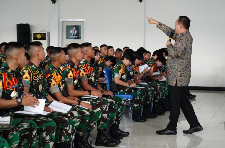 Direktur Kawasan Asia Pasifik Deputi I Bidang Intelijen Luar Negeri Badan Intelijen Negara (BIN) RI, Brigjen TNI Willem Diaz. Kegiatan ini diikuti oleh para Taruna Akademi Militer tingkat III/Sermadatar di Gedung Akademi Militer, Sabtu (22/2/2025).
