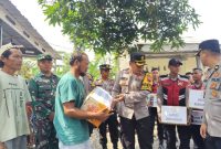 Wakapolres Demak, Kompol Satya Adi Nugraha, beserta anggota Polres Demak, menyerahkan bantuan kepada warga Desa Wonosekar, Kecamatan Karangawen, Kabupaten Demak, korban kebakaran, Sabtu (22/2).