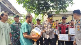 Wakapolres Demak, Kompol Satya Adi Nugraha, beserta anggota Polres Demak, menyerahkan bantuan kepada warga Desa Wonosekar, Kecamatan Karangawen, Kabupaten Demak, korban kebakaran, Sabtu (22/2).