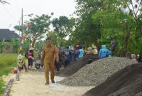 Kepala Desa Bandungrejo, Kecamatan Karanganyar, Kabupaten Demak, Parwoto, saat mengunjungi sasaran fisik pengecoran jalan program TMMD di desanya.