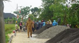 Kepala Desa Bandungrejo, Kecamatan Karanganyar, Kabupaten Demak, Parwoto, saat mengunjungi sasaran fisik pengecoran jalan program TMMD di desanya.