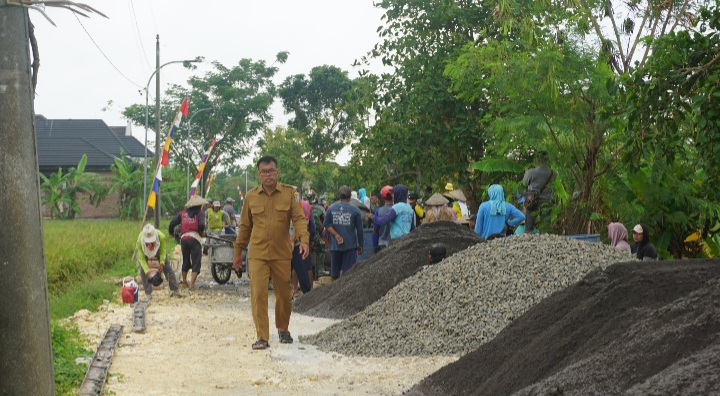 Kepala Desa Bandungrejo, Kecamatan Karanganyar, Kabupaten Demak, Parwoto, saat mengunjungi sasaran fisik pengecoran jalan program TMMD di desanya.
