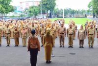 Wakil Bupati Kudus, Bellinda Putri Sabrina Birton, saat memimpin apel di halaman Pendapa Kabupaten Kudus, Senin (24/2/2025).