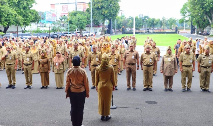 Wakil Bupati Kudus, Bellinda Putri Sabrina Birton, saat memimpin apel di halaman Pendapa Kabupaten Kudus, Senin (24/2/2025).