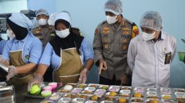 Kapolres Demak, AKBP Ari Cahya, Nugraha turut melaunching pertama pelaksanaan program Makan Bergizi Gratis (MBG) di Kecamatan Gajah, Kabupaten Demak, Senin (14/2/2025).