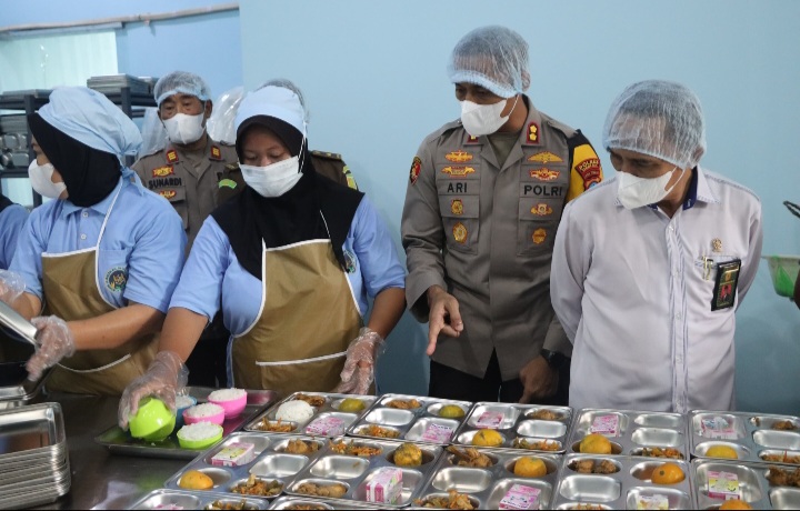 Kapolres Demak, AKBP Ari Cahya, Nugraha turut melaunching pertama pelaksanaan program Makan Bergizi Gratis (MBG) di Kecamatan Gajah, Kabupaten Demak, Senin (14/2/2025).
