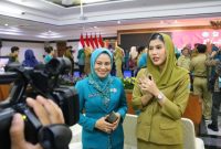 Wakil Bupati Kudus, Bellinda Putri Sabrina Birton dan Endhah Endhayani Sam'ani Intakoris yang telah dilantik sebagai Ketua Tim Penggerak (TP) PKK Kabupaten Kudus dan Ketua Tim Pembina Posyandu Kabupaten Kudus, Senin (24/2/2025).