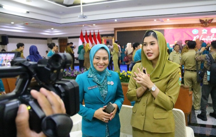 Wakil Bupati Kudus, Bellinda Putri Sabrina Birton dan Endhah Endhayani Sam'ani Intakoris yang telah dilantik sebagai Ketua Tim Penggerak (TP) PKK Kabupaten Kudus dan Ketua Tim Pembina Posyandu Kabupaten Kudus, Senin (24/2/2025).