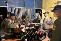 Sebanyak 221 Botol Miras Disita Saat Operasi Penertiban di Sayung Demak, Senin (24/2).