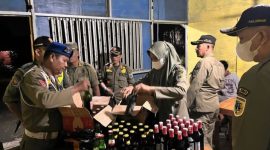 Sebanyak 221 Botol Miras Disita Saat Operasi Penertiban di Sayung Demak, Senin (24/2).