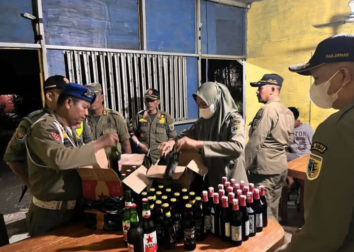 Sebanyak 221 Botol Miras Disita Saat Operasi Penertiban di Sayung Demak, Senin (24/2).