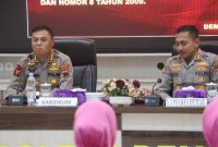 Kabidkum Polda Jateng, Kombes Pol. Johanes Setiawan Widjanarko (kiri) dan Kapolres Demak, AKBP Ari Cahya Nugraha (kanan) diacara pembukaan sosialisasi dan penyuluhan hukum, Selasa (25/2).
