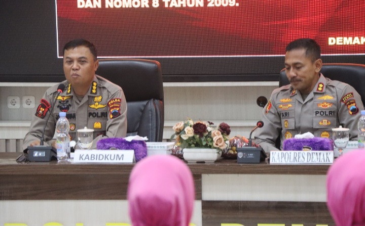 Kabidkum Polda Jateng, Kombes Pol. Johanes Setiawan Widjanarko (kiri) dan Kapolres Demak, AKBP Ari Cahya Nugraha (kanan) diacara pembukaan sosialisasi dan penyuluhan hukum, Selasa (25/2).