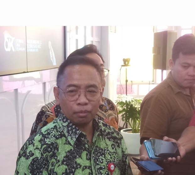 Kepala OJK Provinsi Jawa Tengah, Sumarjono saat diwawancarai wartawan diacara media briefing di kantornya, Selasa (25/2/2025).