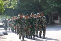 Prajurit jajaran Kodim 0718/Pati melaksanakan latihan han mars menempuh jarak 5 km, Selasa (25/2/2025).
