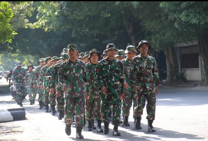 Prajurit jajaran Kodim 0718/Pati melaksanakan latihan han mars menempuh jarak 5 km, Selasa (25/2/2025).