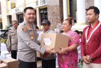 Kapolres Wonosobo, AKBP Donny Lumbantoruan, terjun langsung menyerahkan bantuan sembako kepada masyarakat yang membutuhkan, Kamis (27/2).