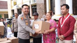 Kapolres Wonosobo, AKBP Donny Lumbantoruan, terjun langsung menyerahkan bantuan sembako kepada masyarakat yang membutuhkan, Kamis (27/2).