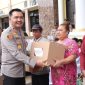 Kapolres Wonosobo, AKBP Donny Lumbantoruan, terjun langsung menyerahkan bantuan sembako kepada masyarakat yang membutuhkan, Kamis (27/2).
