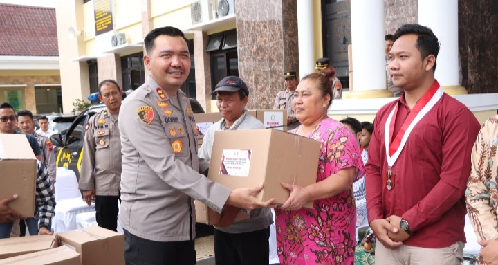 Kapolres Wonosobo, AKBP Donny Lumbantoruan, terjun langsung menyerahkan bantuan sembako kepada masyarakat yang membutuhkan, Kamis (27/2).