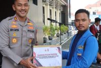 Kapolres Demak, AKBP Ari Cahya Nugraha menyerahkan bantuan sembako kepada mahasiswa di Mapolres Demak, Kamis (27/2).