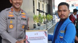 Kapolres Demak, AKBP Ari Cahya Nugraha menyerahkan bantuan sembako kepada mahasiswa di Mapolres Demak, Kamis (27/2).