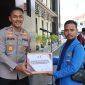 Kapolres Demak, AKBP Ari Cahya Nugraha menyerahkan bantuan sembako kepada mahasiswa di Mapolres Demak, Kamis (27/2).