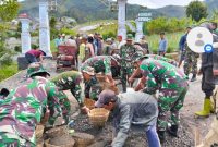 Para personil TMMD Kodim 0705/ Magelang sedang membangun akses Wisata Tol Kahyangan.