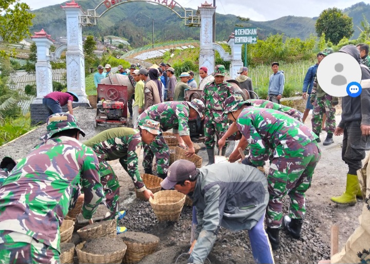 Para personil TMMD Kodim 0705/ Magelang sedang membangun akses Wisata Tol Kahyangan.