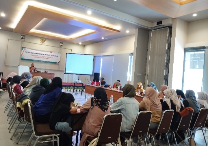Pengurus Koperasi Purna Migran Sejahtera sedang mengiluti pelatihan manajerial.