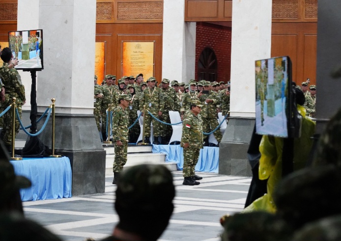 Presiden Prabowo Pimpin Upacara
Parade Senja di Akademi Militer, Kamis (27/2).