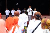 Sekretaris Daerah Kabupaten Kudus, Revlisianto Subekti memimpin Apel dalam rangka Tradisi Dandangan di Halaman Pendapa Kabupaten Kudus, Jumat (28/2/2025).