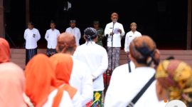 Sekretaris Daerah Kabupaten Kudus, Revlisianto Subekti memimpin Apel dalam rangka Tradisi Dandangan di Halaman Pendapa Kabupaten Kudus, Jumat (28/2/2025).