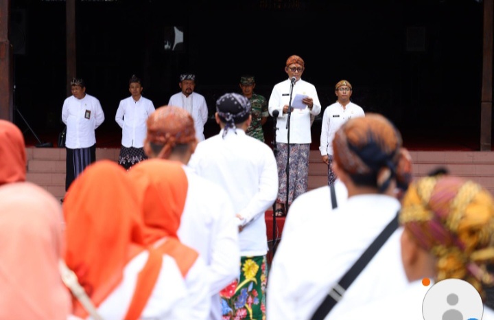 Sekretaris Daerah Kabupaten Kudus, Revlisianto Subekti memimpin Apel dalam rangka Tradisi Dandangan di Halaman Pendapa Kabupaten Kudus, Jumat (28/2/2025).