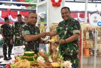 Gubernur Akademi Militer (Akmil), Mayjen TNI Arnold A.P. Ritiauw, usai memotong tumpeng menandai diresmikannya renovasi Toko Tidar Mart Puskop Kartika Tidar, di Panca Arga I Akademi Militer, Jumat (28/2/2025).