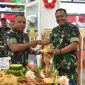 Gubernur Akademi Militer (Akmil), Mayjen TNI Arnold A.P. Ritiauw, usai memotong tumpeng menandai diresmikannya renovasi Toko Tidar Mart Puskop Kartika Tidar, di Panca Arga I Akademi Militer, Jumat (28/2/2025).