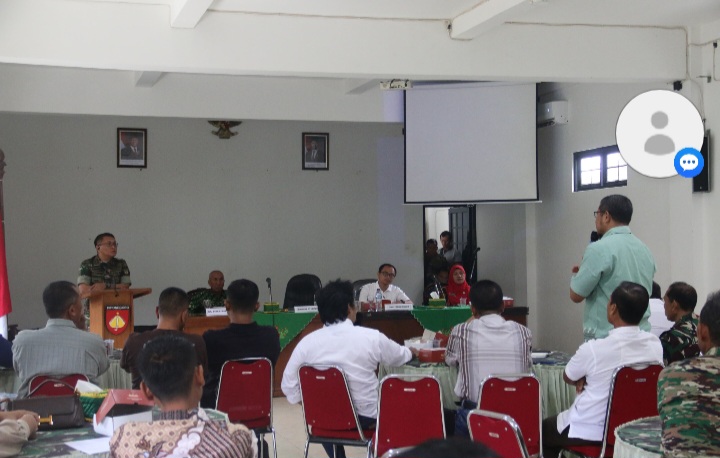 Komandan Kodim 0718/Pati, Letkol Inf Jon Young Saragi, saat rapat bersama istansi dan pihak terkait guna optimalisasi serapan gabah (Sergab) dan beras di Makodim Pati, Jumat (28/2/2025).
