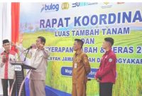 Menteri Pertanian RI, Andi Amran Sulaiman, saat menghadiri rapat koordinasi luas tambah tanam dan penyerapan gabah dan beras tahun 2025 di halaman Gudang Bulog Danurejo, Mertoyudan, Magelang, Selasa (25/2/2025).