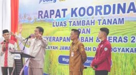Menteri Pertanian RI, Andi Amran Sulaiman, saat menghadiri rapat koordinasi luas tambah tanam dan penyerapan gabah dan beras tahun 2025 di halaman Gudang Bulog Danurejo, Mertoyudan, Magelang, Selasa (25/2/2025).