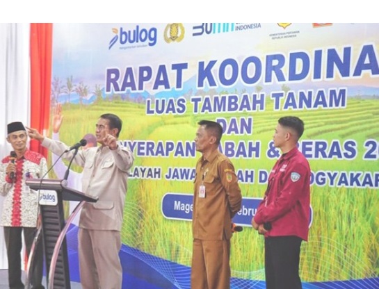 Menteri Pertanian RI, Andi Amran Sulaiman, saat menghadiri rapat koordinasi luas tambah tanam dan penyerapan gabah dan beras tahun 2025 di halaman Gudang Bulog Danurejo, Mertoyudan, Magelang, Selasa (25/2/2025).
