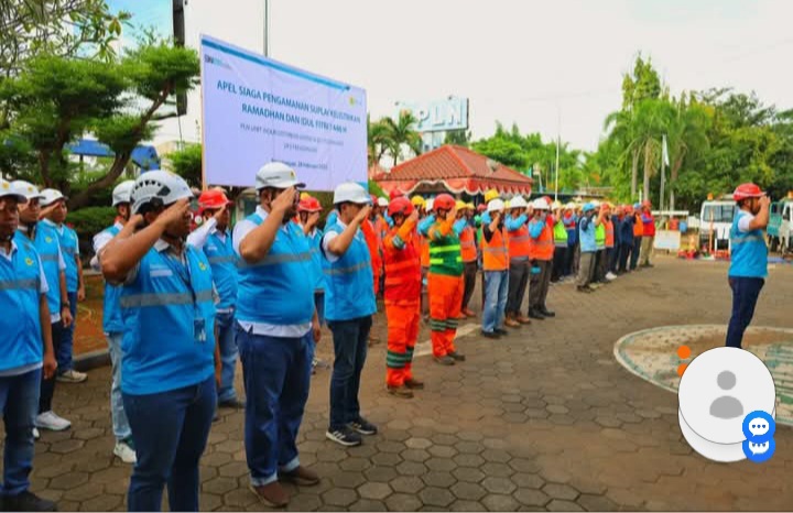 Sebanyak 80 petugas PLN UP3 Pekalongan Apel Siaga Pengamanan Suplai Kelistrikan dan Cek Kondisi Alat di Halaman Kantor PLN UP3 Pekalongan, Jumat (28/2/2025).